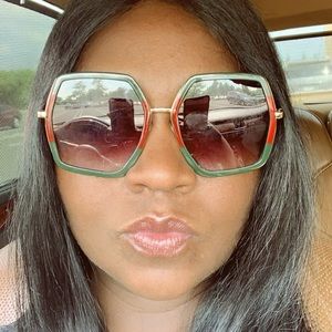 Meet your Posher, Nikeya